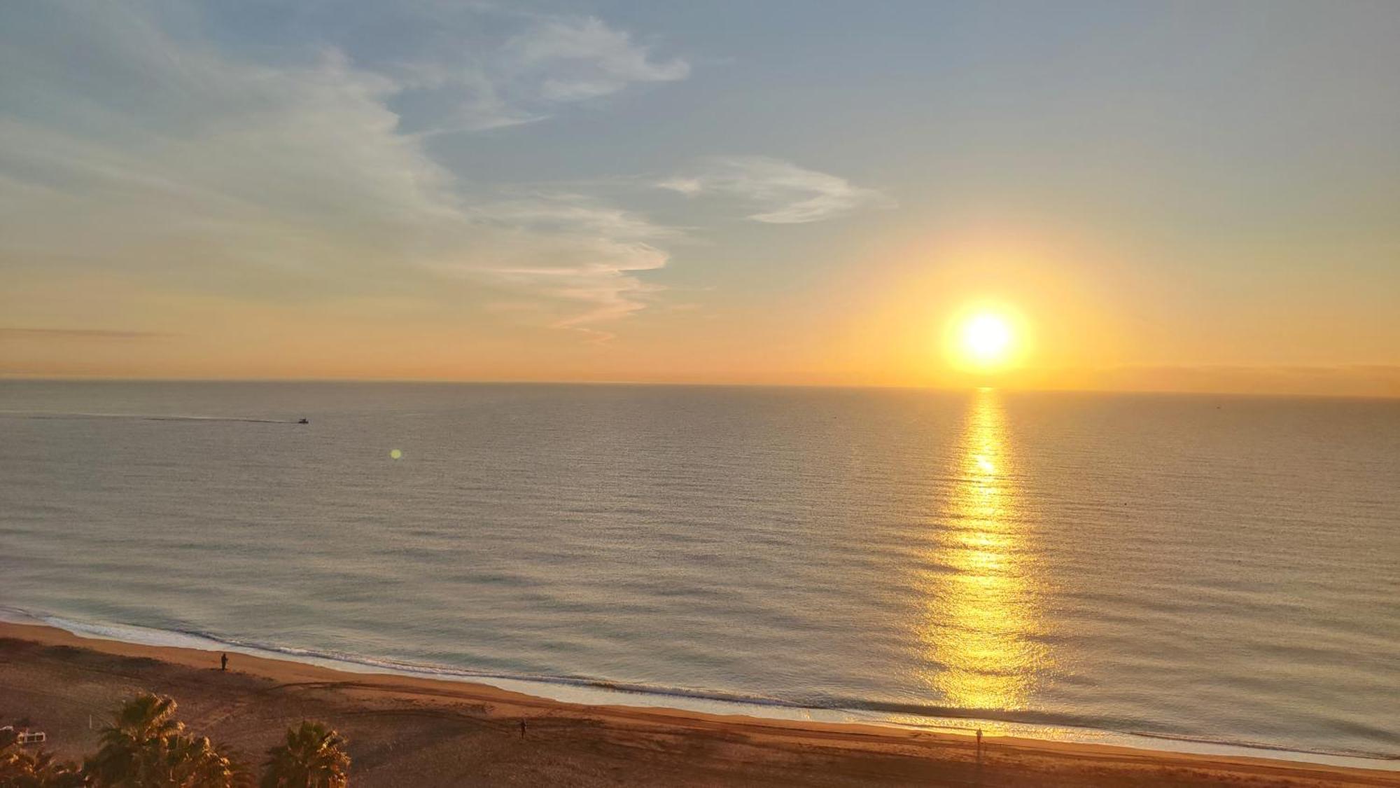 Beachfront -- New Luxury Apartment -- 1ª Linea Playa -- Fuengirola City Center -- Private Parking -- Panoramic Sea Views -- Екстериор снимка