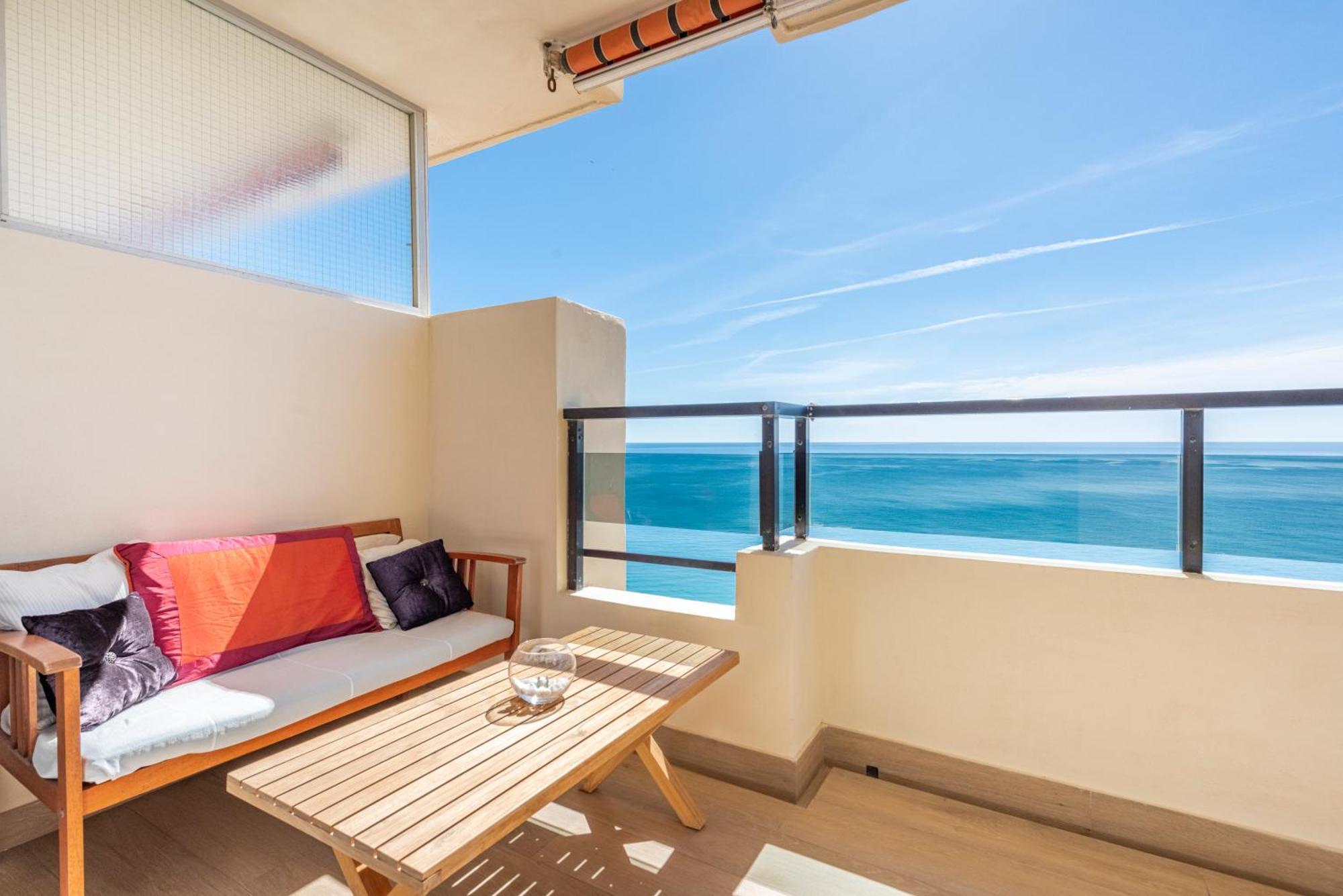 Beachfront -- New Luxury Apartment -- 1ª Linea Playa -- Fuengirola City Center -- Private Parking -- Panoramic Sea Views -- Екстериор снимка