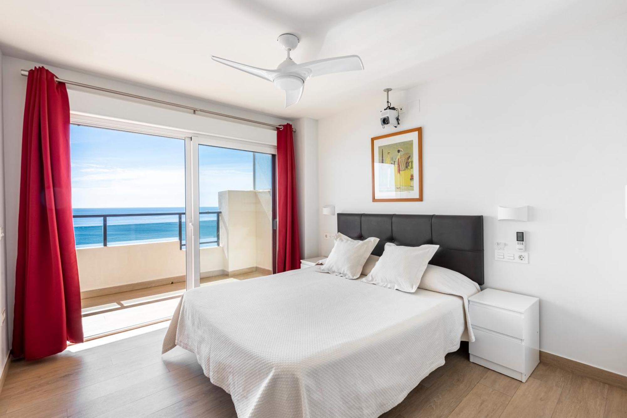 Beachfront -- New Luxury Apartment -- 1ª Linea Playa -- Fuengirola City Center -- Private Parking -- Panoramic Sea Views -- Екстериор снимка