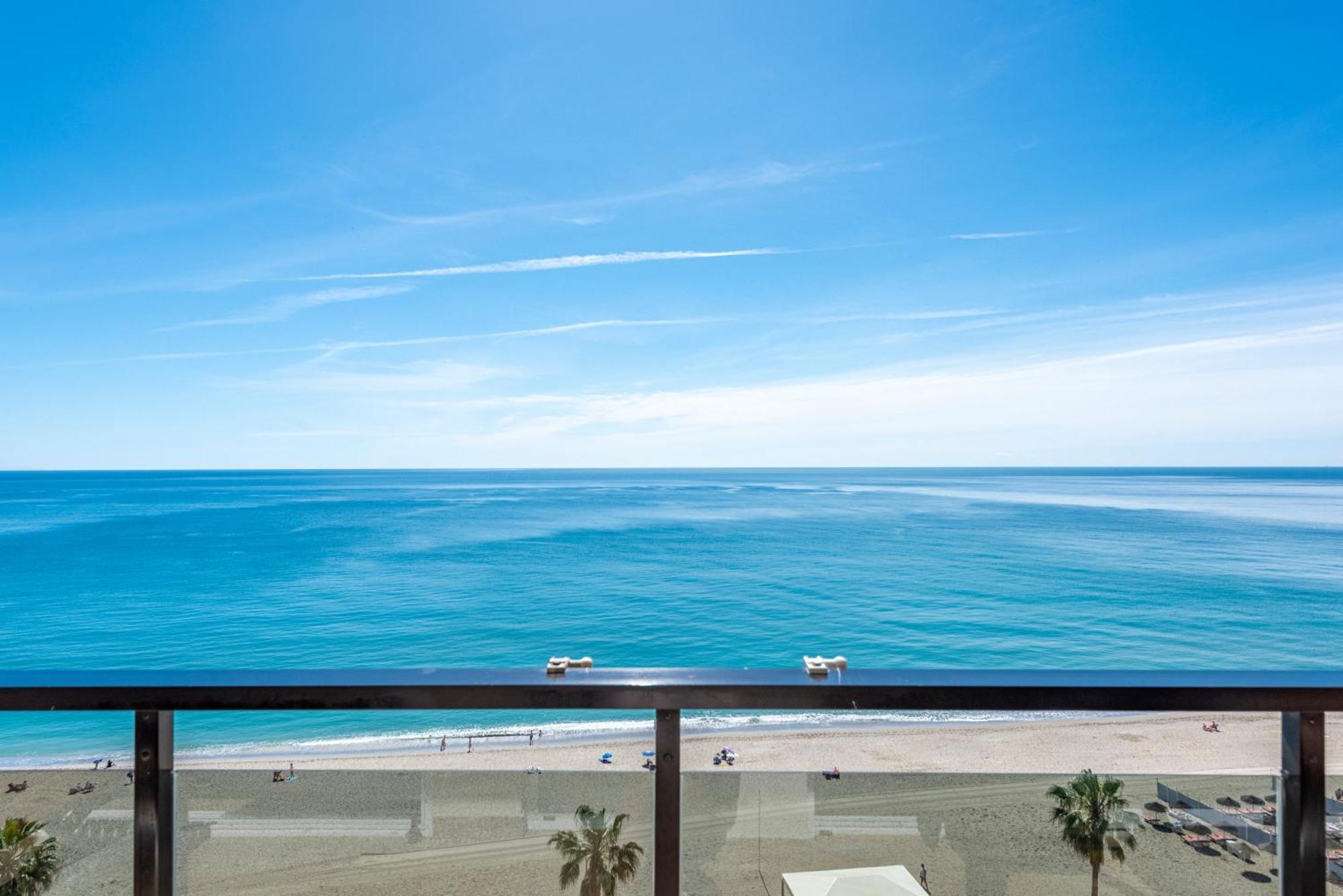 Beachfront -- New Luxury Apartment -- 1ª Linea Playa -- Fuengirola City Center -- Private Parking -- Panoramic Sea Views -- Екстериор снимка