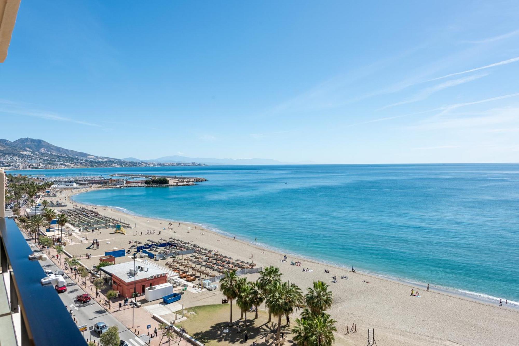 Beachfront -- New Luxury Apartment -- 1ª Linea Playa -- Fuengirola City Center -- Private Parking -- Panoramic Sea Views -- Екстериор снимка